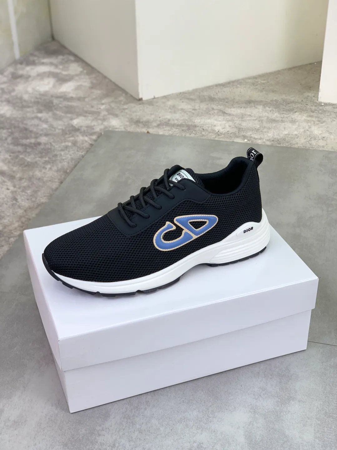 Men's Men's Shoes 💰P420 New Dior Chrono Fly Knit Shoes 2025 New B30 Series, in white and black fly knit series. Both sides are decorated with computer-printed CD logo, star patch on the tongue and Dior logo on the heel. Many details highlight the style. The interior is matched with the original color matching mesh, and the interior of the body is supported by low-temperature shaping sheets, and is filled with light feather cotton to keep the interior full and soft against the feet. The exclusive open-molded outsole adopts a one-piece molding process, so there is no need to worry about problems such as the opening and falling of sole decorative accessories. It is light and comfortable to wear, yet strong and wear-resistant. The two-color shoelaces are accessorized with exquisite metal five-pointed star pendants, creating a high-end, trendy and casual look at all times. Color: white black gray blue code number: 38-44